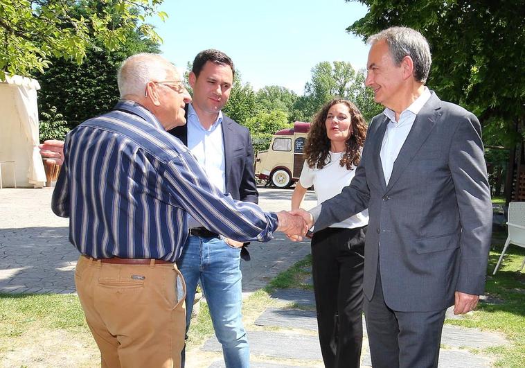El expresidente del Gobierno, José Luis Rodríguez Zapatero, mantiene un encuentro con militantes y componentes de la lista del PSOE a la alcaldía de Bembibre.