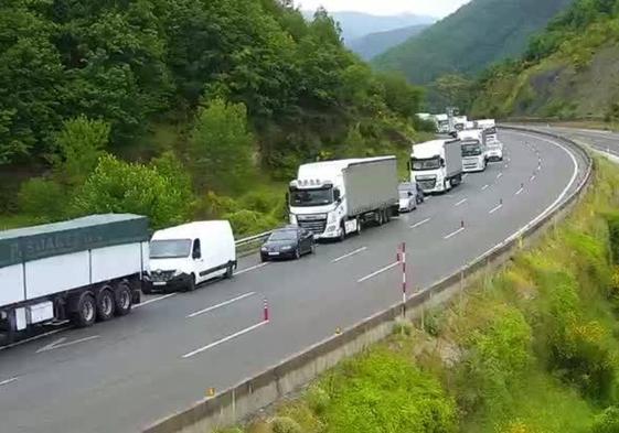 El vuelco de un camión en Vega de Valcarce mantiene cortada la N-VI y provoca retenciones en la A-6