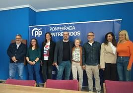 El candidato del PP a la Alcaldía de Ponferrada, Marco Morala, junto a miembros de su candidatura.