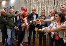 Los socialistas ponferradinos con Olegario Ramón a la cabeza brindan por los buenos resultados de las elecciones.