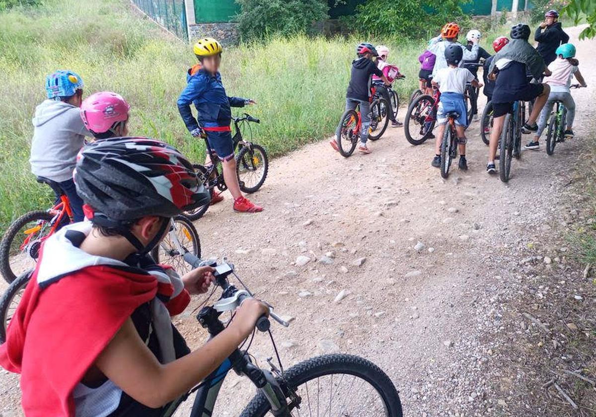 El ciclismo 'al cole' con el Maglia Tecnosylva Bembibre y la Fundación Reino de León de Ciclismo