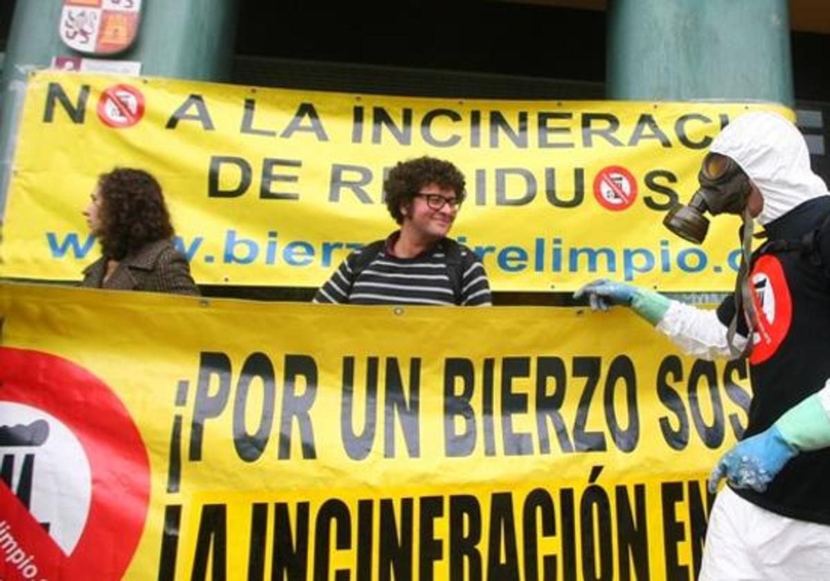 Protesta de Bierzo Aire Limpio contra la incineración de residuos.