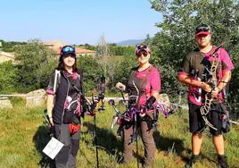 Los arqueros bercianos Nerea Arias, Beatriz Manuel y Alejandro González.