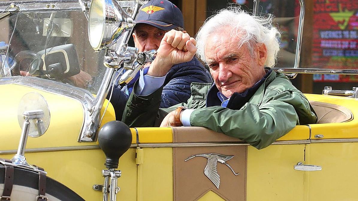 Luis del Olmo estuvo presente en la llegada a la capital berciana de los clásicos participantes.