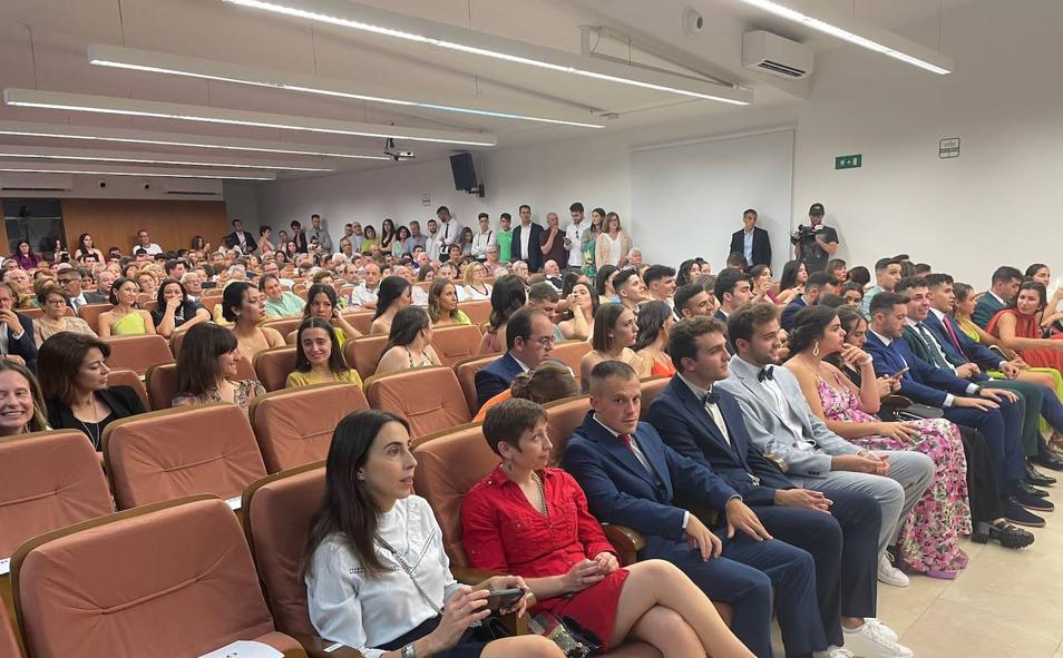 Imagen principal - El rector de la ULE destaca las «buenas expectativas» del grado de Nutrición en el Campus del Bierzo