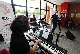 Los músicos de la Escuela Ciudad de Ponferrada ofrecen un concierto en el hospital del Bierzo de Ponferrada para cerrar el proyecto 'Música para la salud'.
