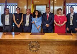 Imagen del nuevo gobierno de Bembibre, con el concejal de UPL, durante el acto de investidura de Silvia Cao como alcaldesa.