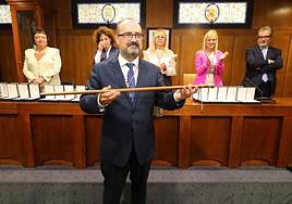 El 'popular' Marco Morala se convirtió este sábado en el nuevo alcalde de Ponferrada al recibir un total de 14 apoyos durante la sesión constitutiva de la Corporación en la capital del Bierzo, una cifra con la que supera los 13 apoyos necesarios para la mayoría absoluta. De esta manera, el Partido Popular recupera el primer Ayuntamiento del Bierzo, después de un mandato del Partido Socialista y gracias a un acuerdo alcanzado con Coalición por El Bierzo y con Vox.