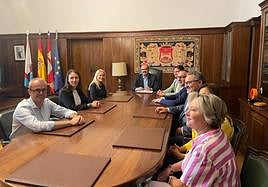 El alcade de Ponferrada, Marco Morala, se reúne con su equipo en el despacho de Alcaldía.