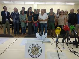 Prada a Tope junto a los representantes de los colectivos que rechazan los macroproyectos solares y fotovoltaicos en El Bierzo.