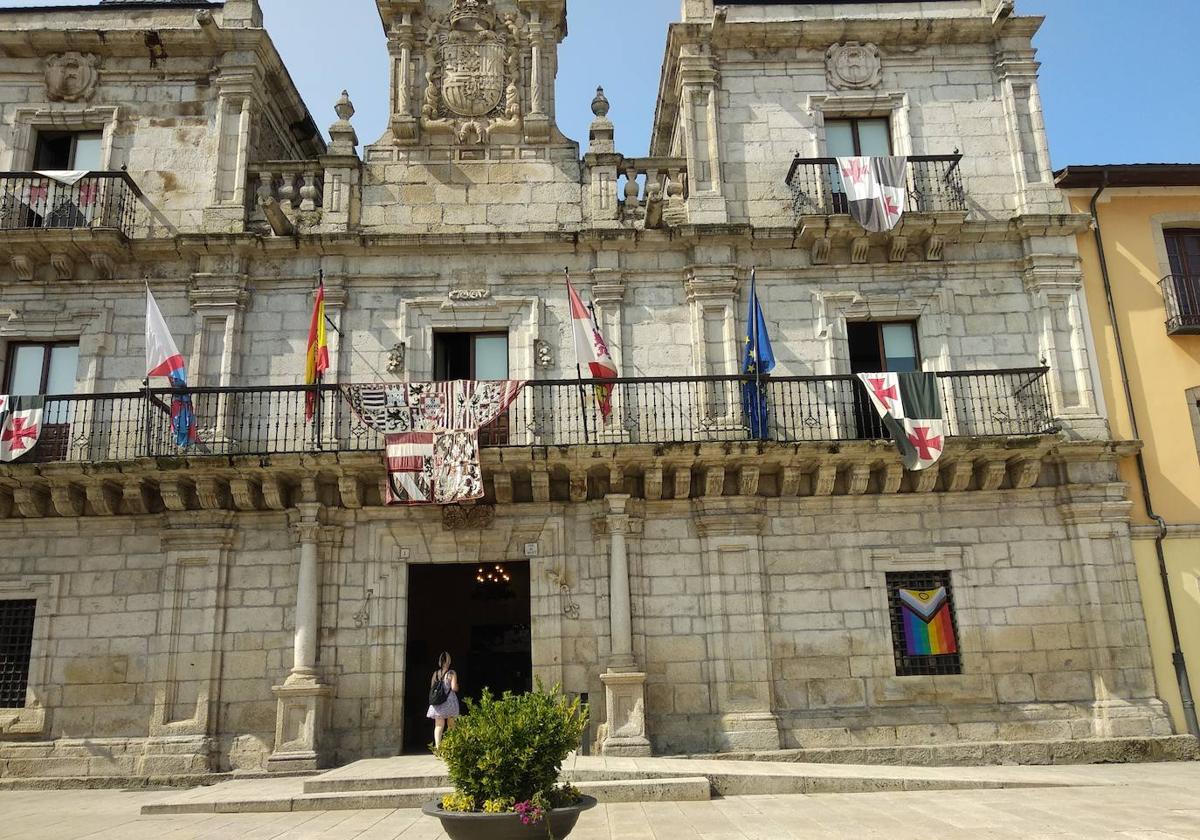 Ponferrada no descuelga la bandera arcoiris en el Día del Ogullo