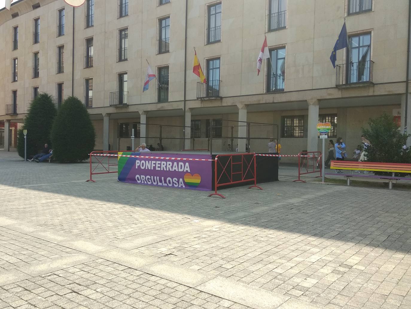 Ponferrada no descuelga la bandera arcoiris en el Día del Ogullo