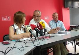 El portavoz municipal del PSOE, Olegario Ramón, junto a los ediles Mabel Fernández y José Antonio Cartón, en su comparecencia.