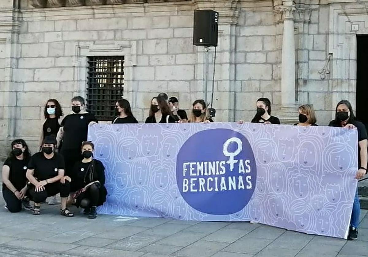 Concentración de Feministas Bercianas ante el Ayuntamiento de Ponferrada.