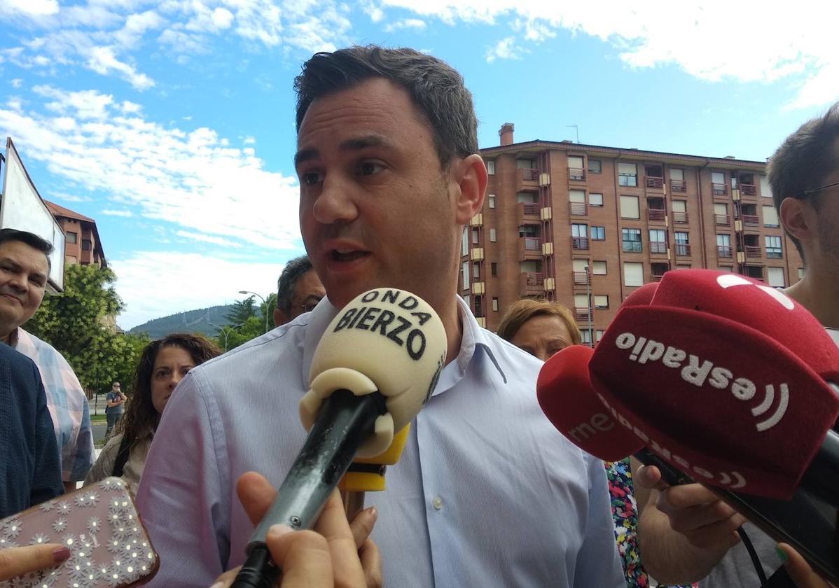 El secretario general del PSOE de León, Javier Alfonso Cendón, en Ponferrada.