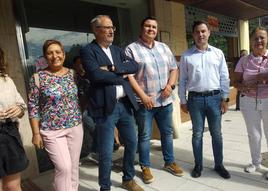 El secretario general del PSOE de León (2D), en un acto de campaña en Ponferrada.