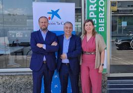 El director general de Asprona Bierzo, Valentín Barrio, junto a los representantes de CaixaBank, Antonio Diez y Mª Rosario Ibáñez.