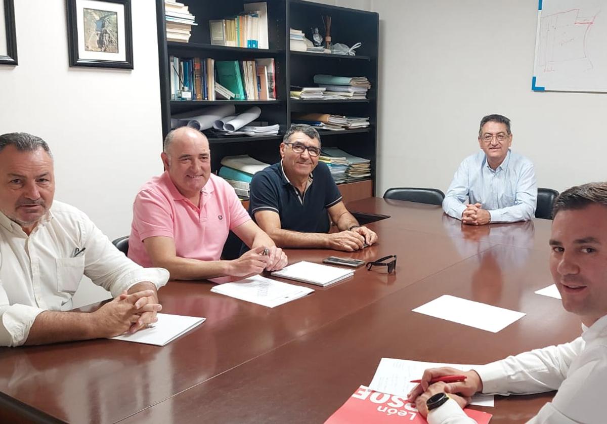 Reunión del PSOE de León con los regantes del Bierzo.