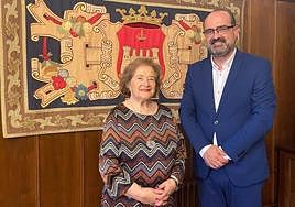 El alcalde de Ponferrada junto a la locutora Yolanda Ordás, pregonera de las fiestas que la Encina 2023.