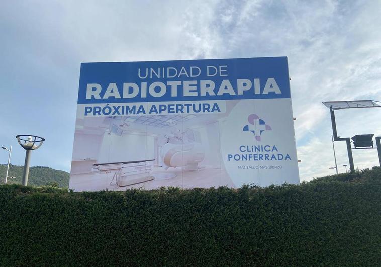 Imagen del cartel que anuncia la próxima apertura de la Unidad de Radioterapia en Clínica Ponferrada.