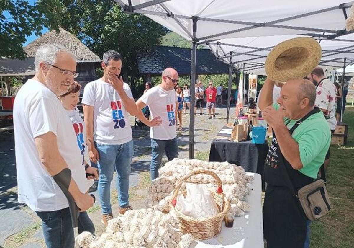 El presidente del Consejo Comarcal y el alcalde de Balboa en la feria 'Apostando por El Bierzo. Naturalmente'.