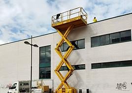 Imagen de las obras de reparación de la cubierta del pabellón de deporte Lydia Valentín.