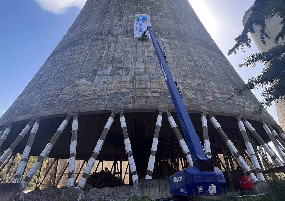 Imagen de la dinamita instalada en una de las torres de refrigeración de Compostilla II.