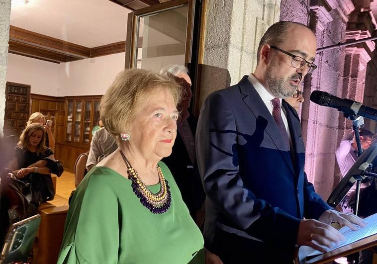 La pregonera, Yolanda Ordás, y el alcalde de Ponferrada, Marco Morala, en el balcón del Ayuntamiento.