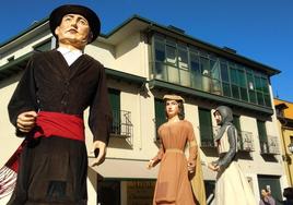 Salida de los gigantes y cabezudos en las fiestas de la Encina de Ponferrada.