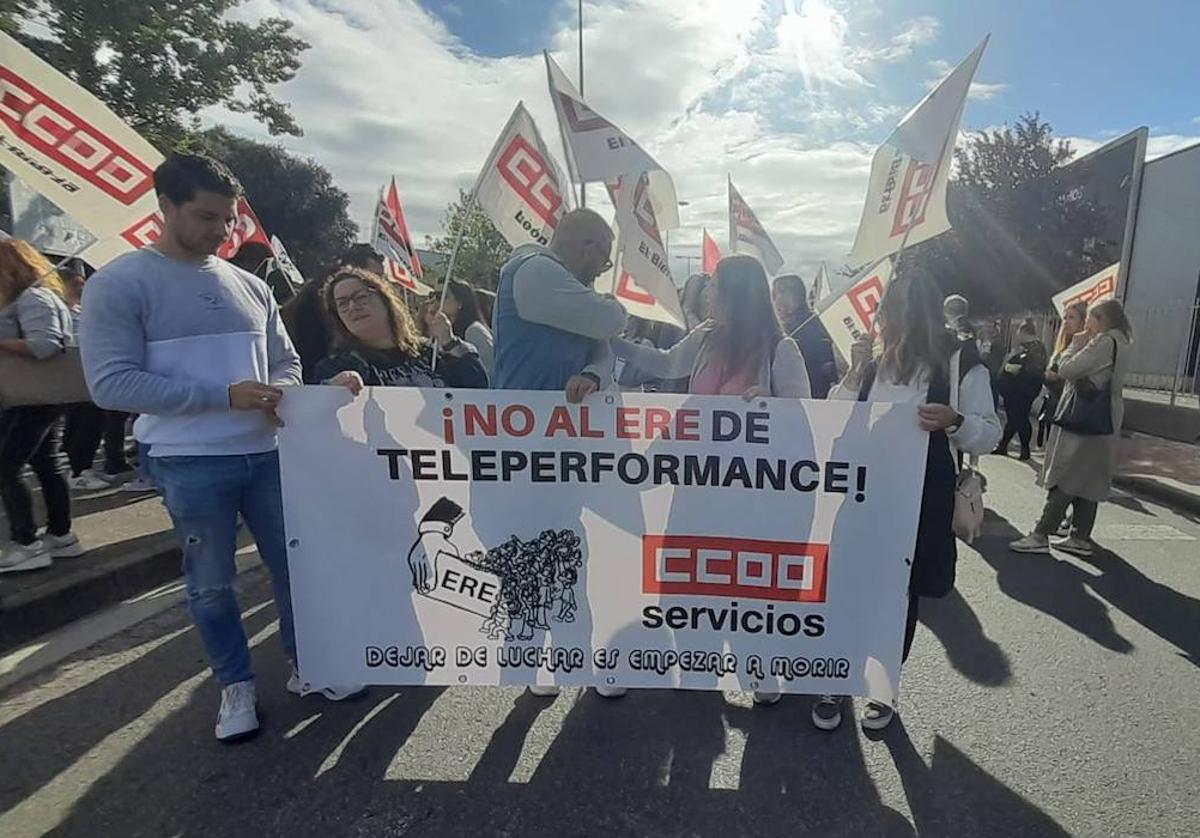 Concentración de los trabajadores de Teleperformance a las puerta del call center de Ponferrada.