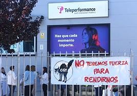 Protesta de la plantilla de Teleperformance a las puertas del call center de Ponferrada.