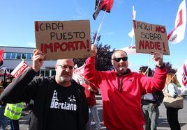 Concentración de protesta de la plantilla de Teleperformance en Ponferrada.