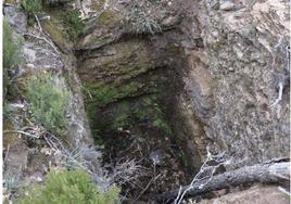 Vista del pozo vertical conocido como Cueva Moros en la Ruta de los Cortines de Sancedo.