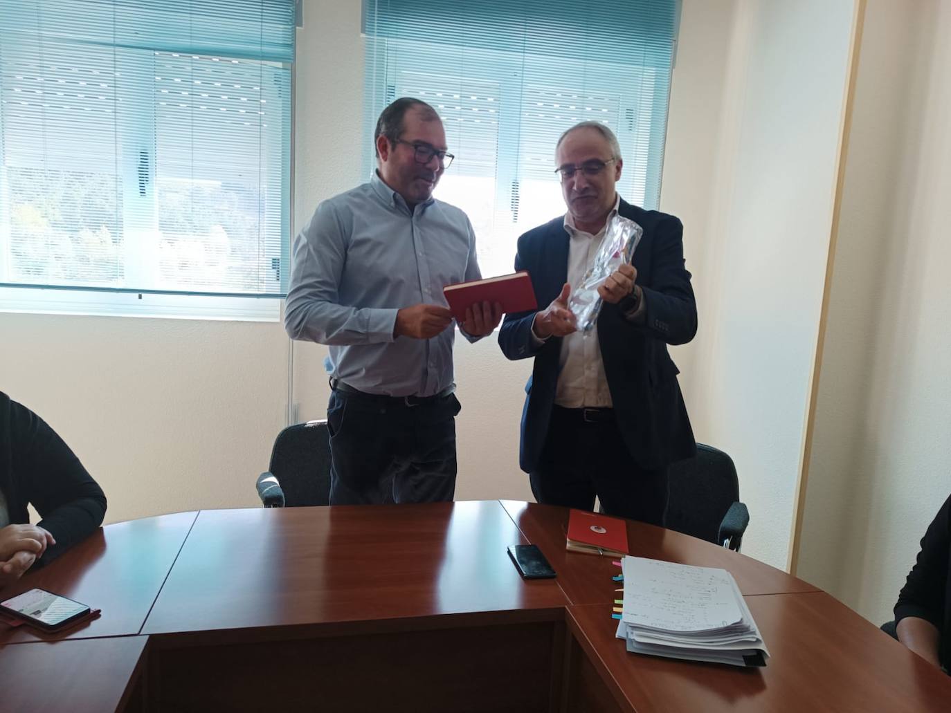 El alcalde de Arganza y el presidente del Consejo, durante la visita de este último al ayuntamiento.