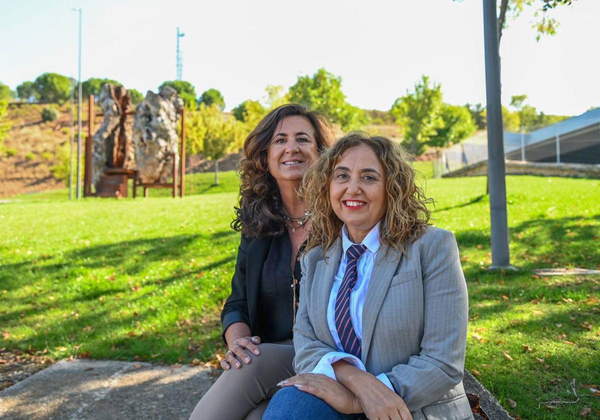 Nuria Fernández, junto a la vicerrectora del Campus de Ponferrada, Pilar Marqués.