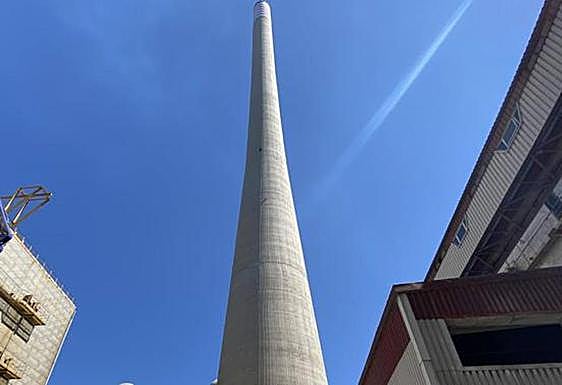 Imagen de una de las chimeneas de la térmica de Endesa en Cubillos del Sil.