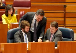 El presidente de la Junta conversa con el vicepresidente y el portavoz del PP en la segunda sesión del pleno de las Cortes.