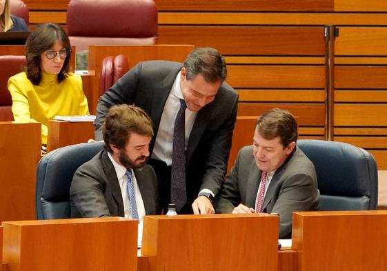 El presidente de la Junta conversa con el vicepresidente y el portavoz del PP en la segunda sesión del pleno de las Cortes.