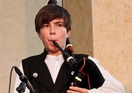 El joven gaitero berciano-escocés Tristán McVey, en una de sus actuaciones.