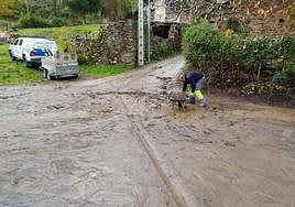 Estado de las calles en Valdecañada tras el paso del temporal.