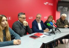 El secretario general del PSOE de Ponferrada, Olegario Ramón, junto a miembros de la ejecutiva, en su comparecencia.