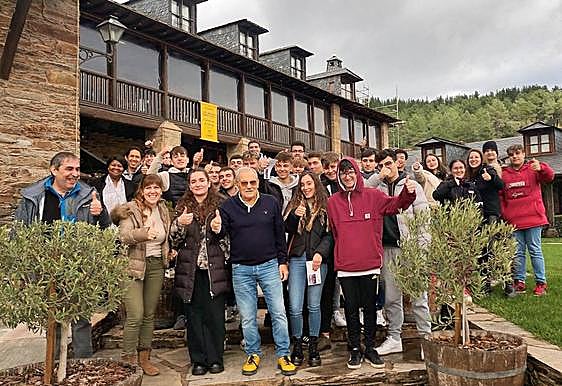 El empresario berciano José Luis Prada junto a alumnos y profesores del IES Álvaro Yáñez.