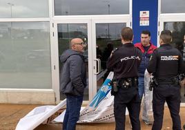 Desalojo de los encerrados en la sede de Herrero Brigantina en Ponferrada.