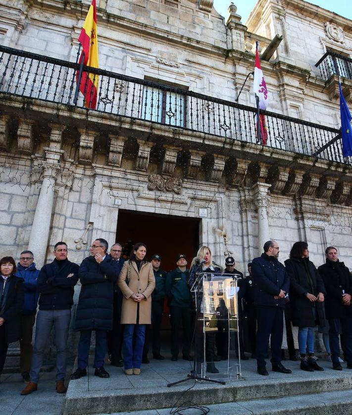 Imagen secundaria 2 - Acto del Ayuntamiento de Ponferrada para conmemorar el 25N.