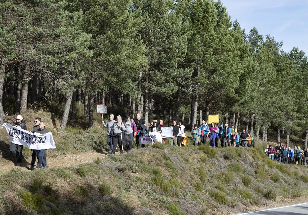 Peregrinos marcham em protesto contra as obras da Cruz Ferro