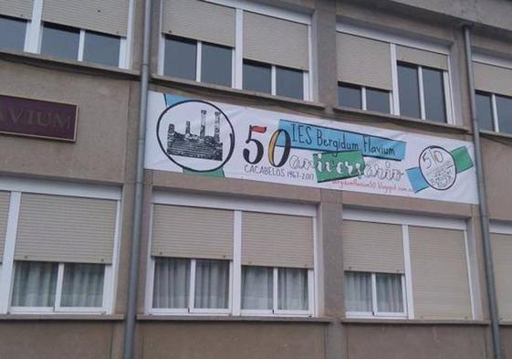 Denuncian la falta de personal laboral y docente en el instituto de Cacabelos