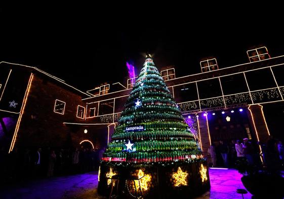 Tradicional encendido navideño del Palacio de Canedo.