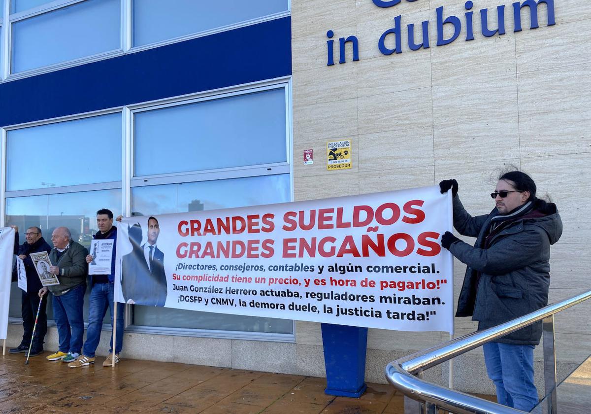 Imagen de archivo de afectados por la presunta estafa piramidal de Herrero Brigantina protestan en la sede de Ponferrada.