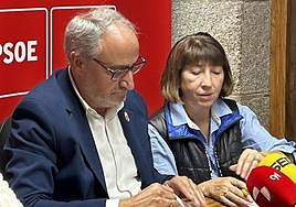 La concejala socialista, Mabel Fernández, junto al portavoz municipal del PSOE, Olegario Ramón.