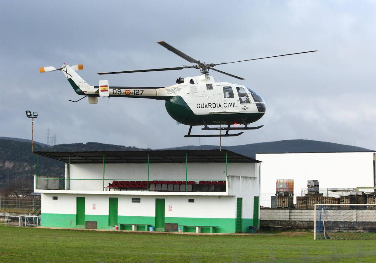 Imagen del helicóptero de la Guardia Civil sobre el campo de fútbol de Posada del Bierzo.